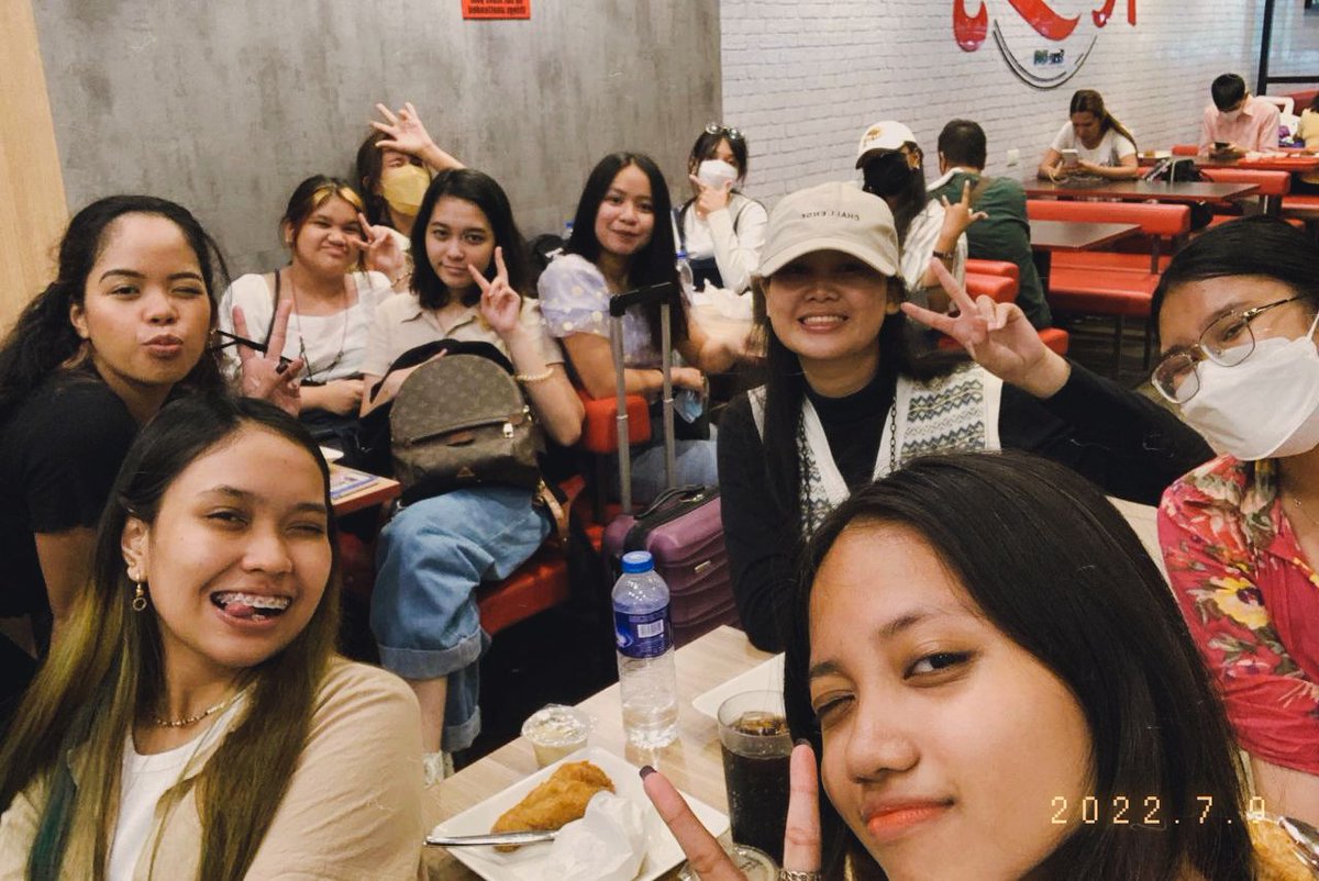 meykleyr's tweet photo. to my bz fam, yabang niyo naman na surprise niyo ko HAHAHAHA hindi talaga ako nakatunog ah forda best naman acting skillz niyo! kahit literal na bz ang all, engkyu sa mga buhay niyo. i love you all! (｡´ ‿｀♡) https://t.co/dEILuxdn3P
