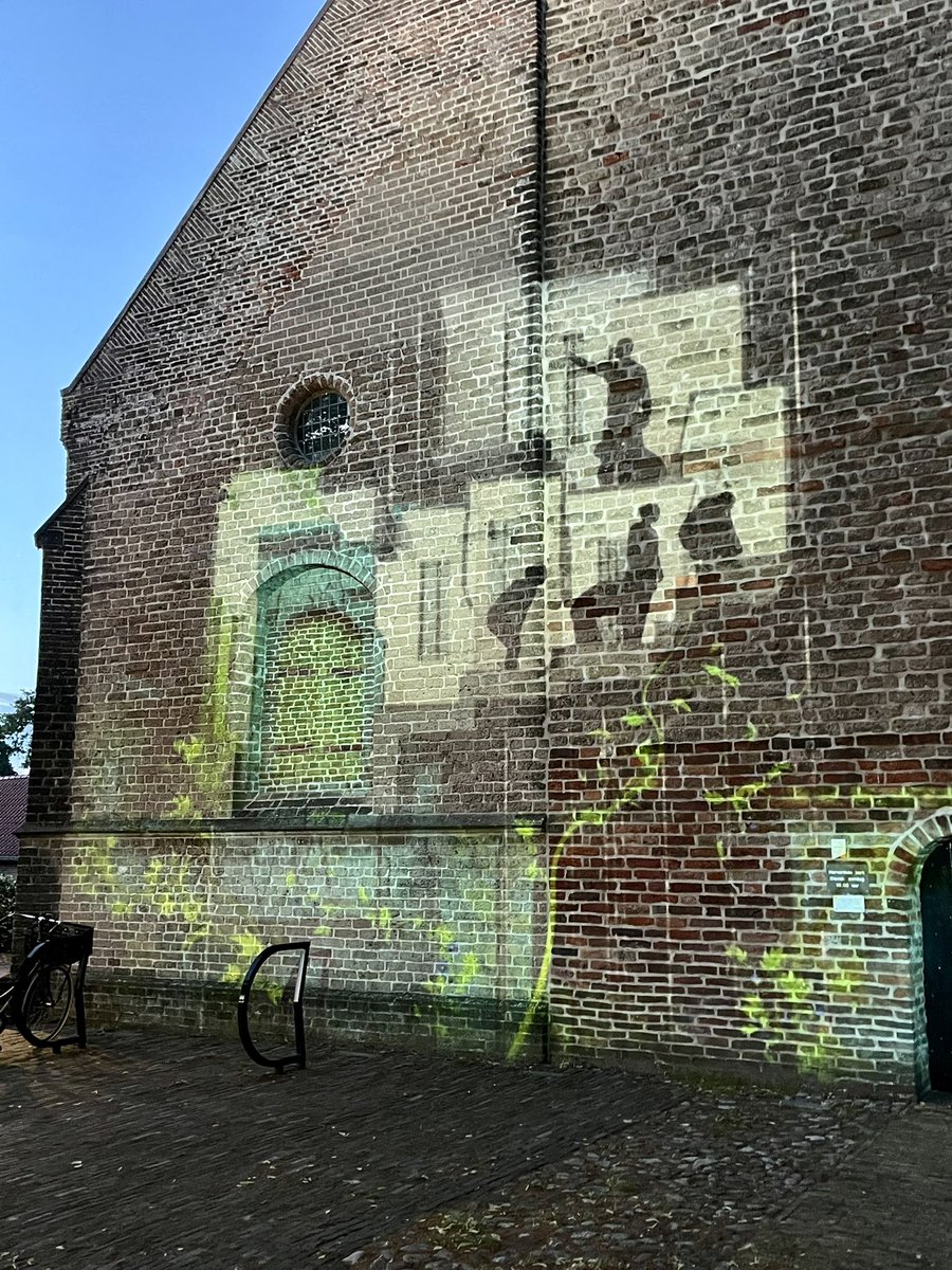 Tip: loop tegen de schemering langs de Shakespeare licht kunstwerken in en bet buiten #Diever 
Prachtig!
#LieverNaarDiever <a href="/ShakespeareTD/">Shakespeare Diever</a>