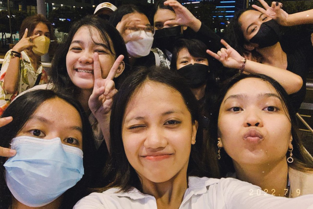 meykleyr's tweet photo. to my bz fam, yabang niyo naman na surprise niyo ko HAHAHAHA hindi talaga ako nakatunog ah forda best naman acting skillz niyo! kahit literal na bz ang all, engkyu sa mga buhay niyo. i love you all! (｡´ ‿｀♡) https://t.co/dEILuxdn3P