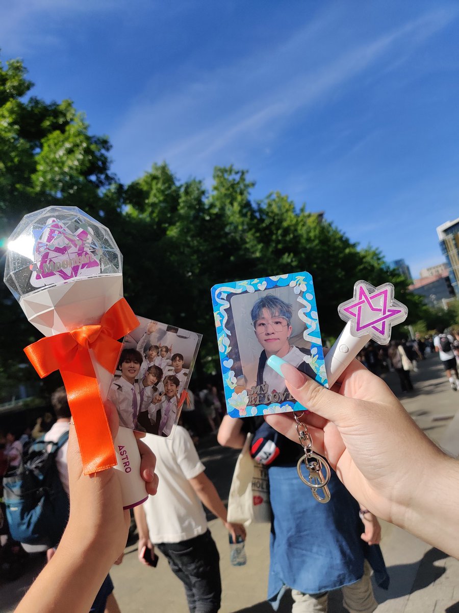 westillpmh's tweet photo. ready to see #ASTRO ❤️ 

#ASTROinLondon 
#HallyuPopFest https://t.co/LOFDP1G0hn