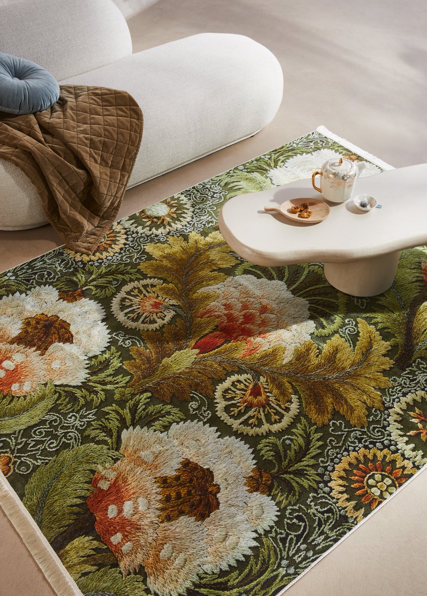 Die Stickerei fand man in den Archiven des <a href="/Rijksmuseum/">Rijksmuseum</a> - hier zieren sie als  Digitalprint einen Teppich. Entdeckt von #gibdirstoff 
Foto: ESSENZA HOME -  Noma Thyme 
#snfachpresse #snverlag #SNHome #haustex #rug  #carpet #carpethomemagazine #rugart 
dekowiki.de