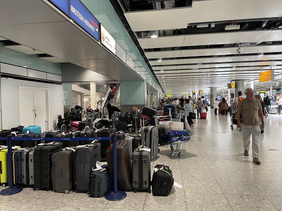 junkokohama's tweet photo. Back in London. Greeted by the usual Heathrow chaos. Surely there is no other airport around the world with such unorderly process and indifferent staff. Yep, home sweet home #Heathrow https://t.co/IuQWH2JR6k