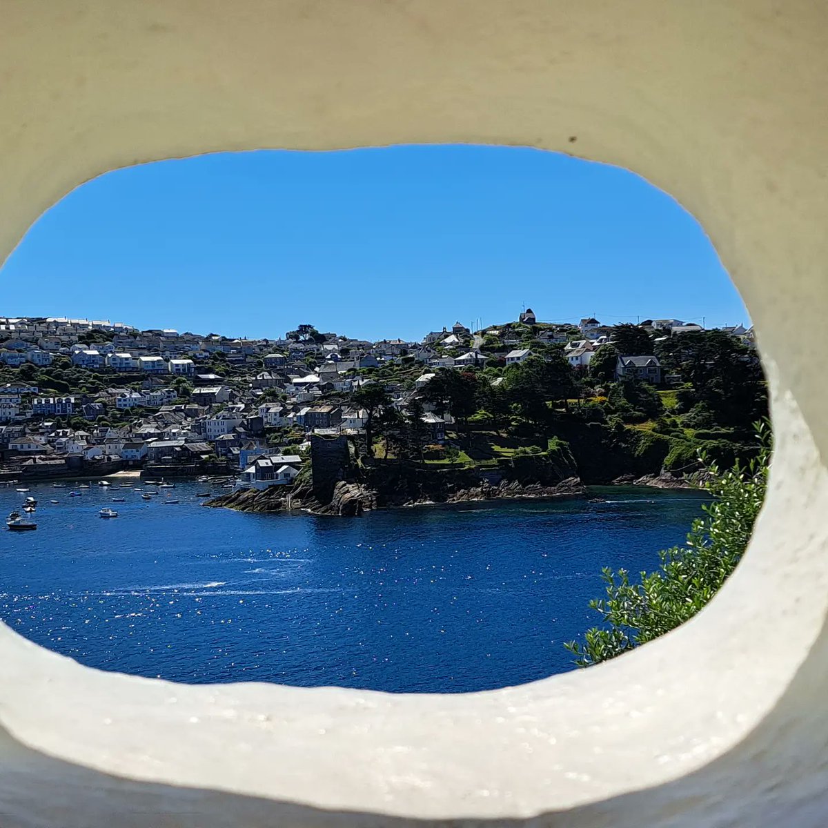 RenateDavieTour's tweet photo. Glorious day in @FoweyInfo with guests from the #MSMaud, @HurtigrutenUK, giving a guided #townwalk.
#rookandthebook @FoweyAquarium @LoveFowey @fowey_festival @FoweyHarbour @CruiseBritain @BBGuides @LoveCornwallUK @GREATBritain @cruiselifestyl https://t.co/pSqoQWpTyV