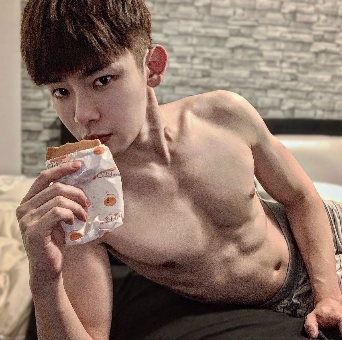 lv_0129's tweet photo. 冬天吃我，夏天吃冰
-
#冰淇淋 #銅鑼燒冰淇淋 #銅鑼燒 #夏天 #肌肉 #肌肉男 #健身男孩  #健身 https://t.co/yx9YpSI1pP