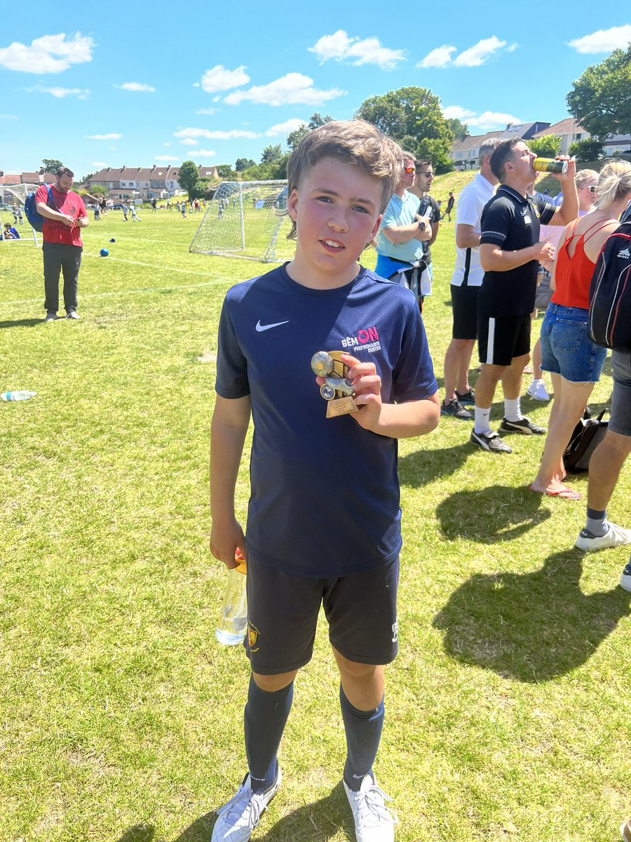 Y tymor chwaraeon ar ben! Noson wobrwyo <a href="/LlanelliU11s/">Llanelli Schools U11</a> neithiwr, balch iawn o fod yn gapten ac i dderbyn tlws Chwaraewr y Flwyddyn gan yr hyfforddwyr. Yna dechrau cynnar (6am) i dwrnament pêl-droed Bristol Rovers. Ymdrech dda i ddod yn ail. <a href="/YGBrynsierfel/">YG Brynsierfel</a> Da iawn Steff 👏🏼