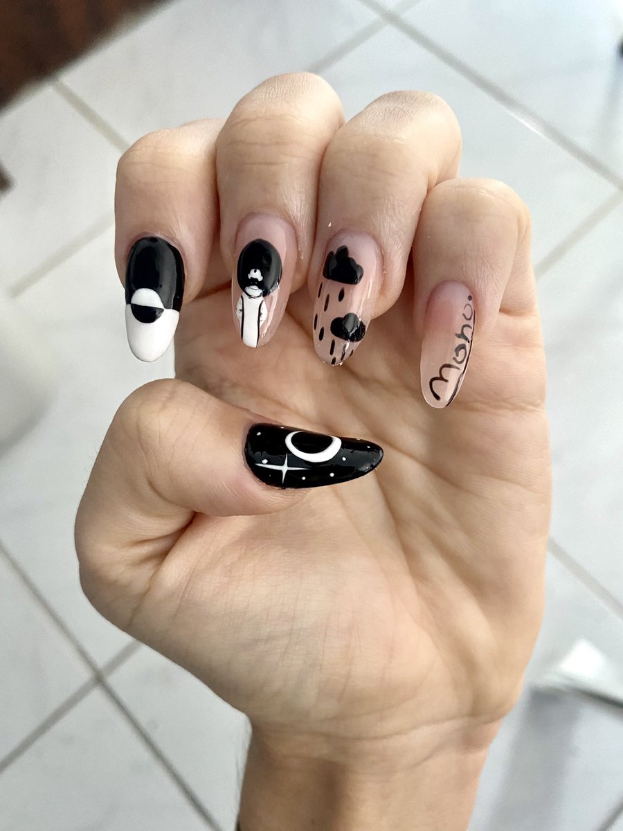 souzabruco's tweet photo. atenção prestem muita atenção nas minhas unhas de garota MONOtemática esposa de Kim Namjoon 🥹😭😭😭🖤🤍 #BTS #BTSARMY #KimNamjoon #rmplaylist #mono #RM #seoul_RM #ForeverRain #RmMixtape https://t.co/In5ah4568m