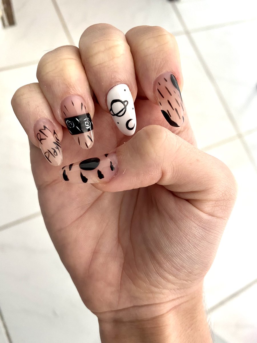 souzabruco's tweet photo. atenção prestem muita atenção nas minhas unhas de garota MONOtemática esposa de Kim Namjoon 🥹😭😭😭🖤🤍 #BTS #BTSARMY #KimNamjoon #rmplaylist #mono #RM #seoul_RM #ForeverRain #RmMixtape https://t.co/In5ah4568m