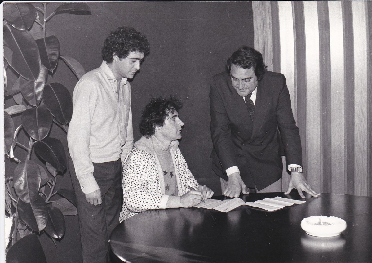 joancarlesdoval's tweet photo. Remenant fotografies m’he trobat amb aquest record de quan en Pau Riba va signar per #EDIGSA fruit d’aquest contracte és el sensacional “Amarga crisi”. A més d’en Pau, en Manuel Sancho (Conseller Delegat) i jo com a director artístic de la casa. Maig de 1981 https://t.co/szffgtKKS3