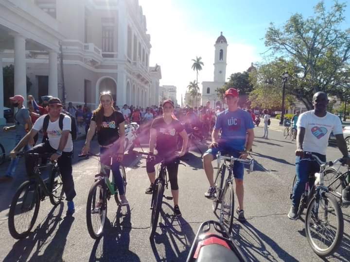 Bicicletada en la hermosa perla del sur. La juventud recorrió la ciudad porque #MiPosicionEsLaPaz. #CubaPorLaPaz