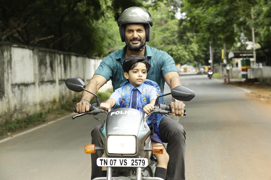SenthilraajaR's tweet photo. #Vishal | விஷால் நடிக்கும் லத்தி திரைப்படத்தின் படப்பிடிப்பு நிறைவு.
2 நாட்கள் Patch work மட்டும் உள்ளது.
லத்தி டீசரை விரைவில் வெளியிடவுள்ளனர்.
#Laththi | #Ramana | #Nantha | #Sunainaa https://t.co/O7u8HPXBD1