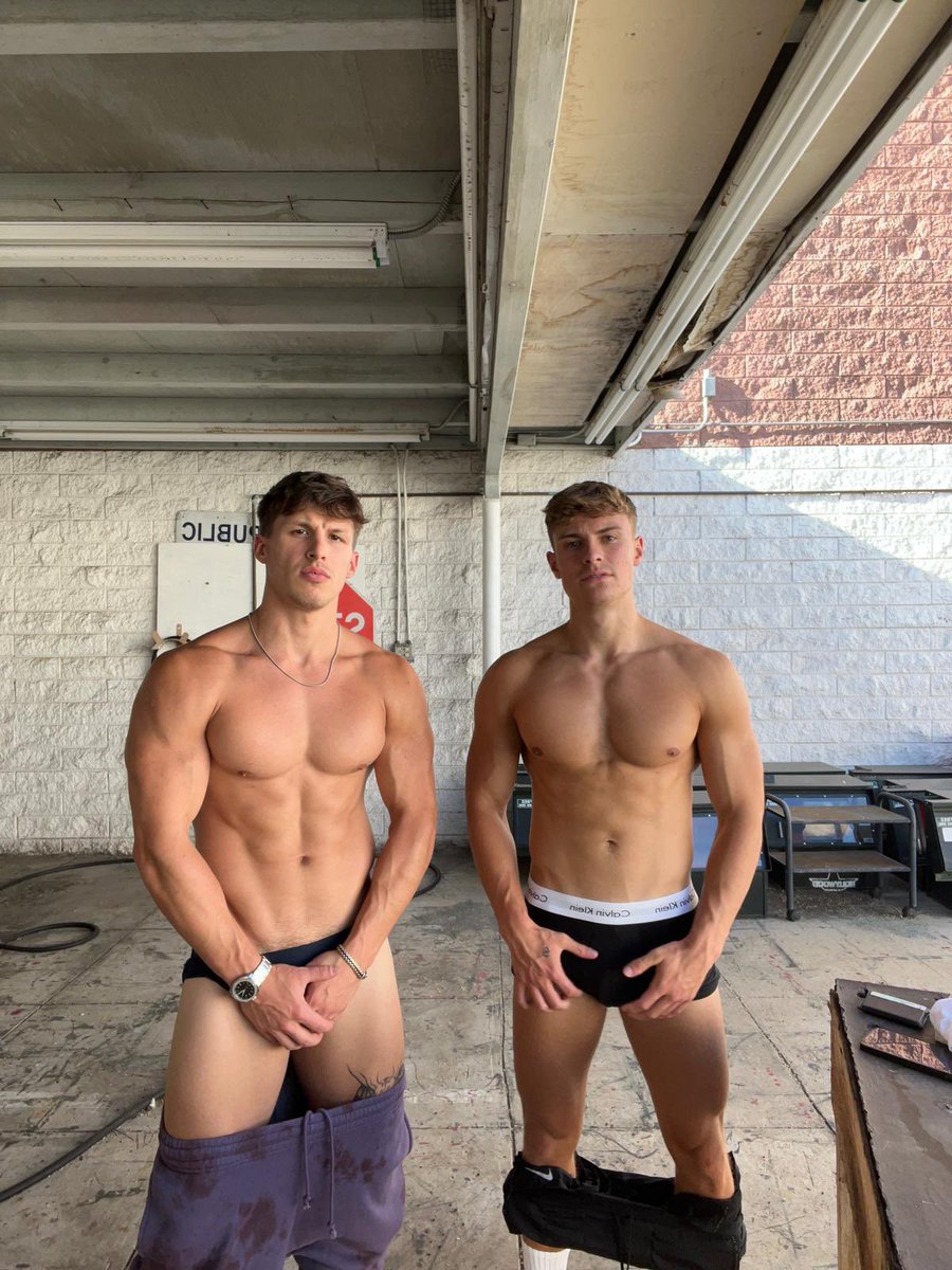 tusmascute_'s tweet photo. Right or left? Choose one for this night 😈 https://t.co/WwQzZWR0gE