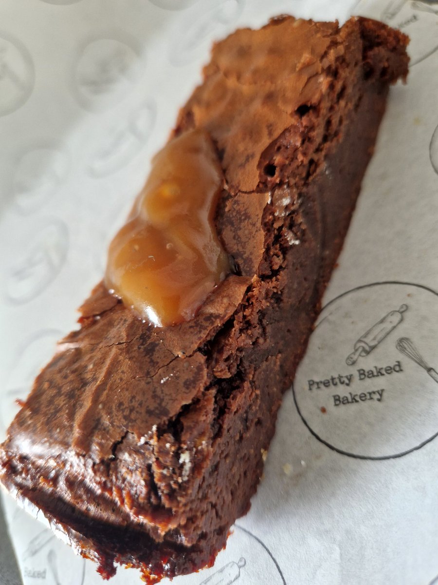 ReluctantF00die's tweet photo. Have I mentioned chocolate at all today?
This was to be my dessert tonight...
But it's gone...
But I shared....because I love himself as much as I love Roisin's Chocolate Brownies🥰
I've yet to taste better
#PrettyBaked
#DonegalTown
#DonegalFood https://t.co/aPn4d8Shpd