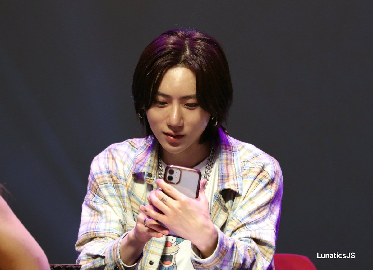LunaticsJS's tweet photo. 20220709 Hyunseung fansign(2) https://t.co/dOTZsCucCo