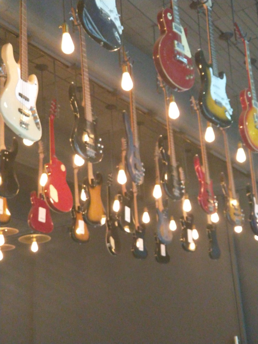 Danny_sh0878's tweet photo. En mi recorrido cafetero, estoy en un local en Agronomía, se llama #BuffaloCafe , mucha onda y con Miles de guitarras colgadas. https://t.co/yD8OvOVI4d