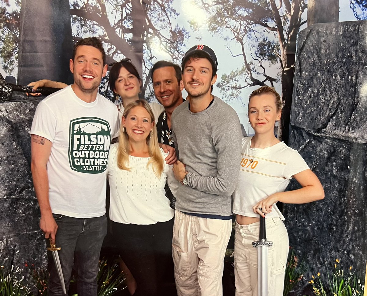 So excited to finally meet these wonderful #Outlander actors!
<a href="/tombrittney/">Tom Brittney</a> <a href="/_CaitlinORyan/">Cait O'Ryan</a> <a href="/TimDownie1/">Tim Downie</a> <a href="/CesarDomboy/">César Domboy</a> <a href="/LlaurenLyle/">Lauren Lyle</a> Thank you for joining us across the pond! 💖💖💖