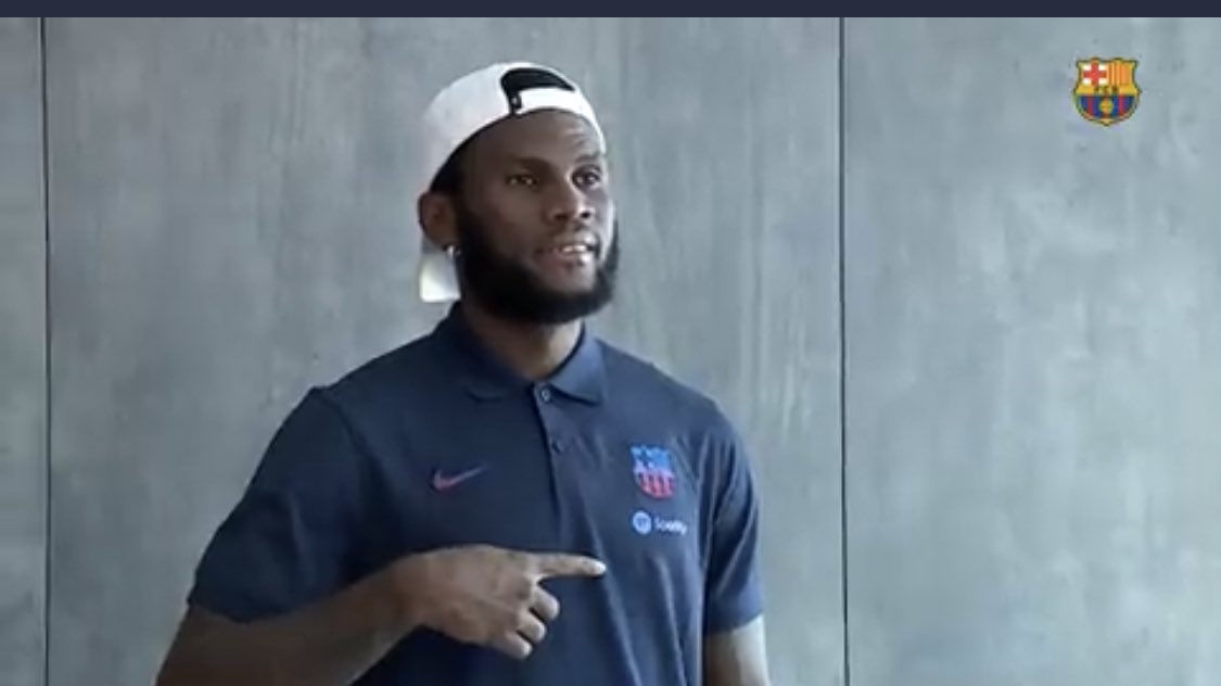 RMAsmithayo7sui's tweet photo. Frank Kessie pointed at the Barcelona Crest and said Hala Madrid. https://t.co/jG6grdQgdJ