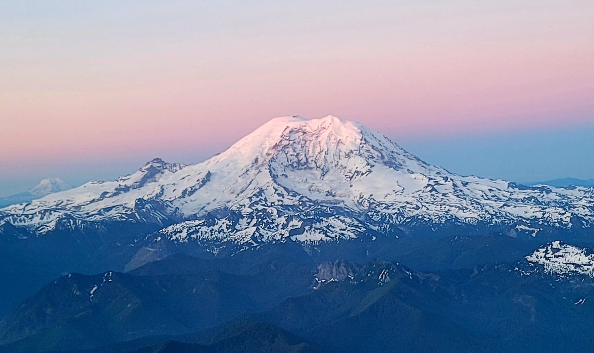 wibralo's tweet photo. Beautiful view of #MtRainier (#MtAdams and #MtStHelens in the background) from @AlaskaAir this morning during #sunrise #iflyalaska https://t.co/LoO77UwoZw