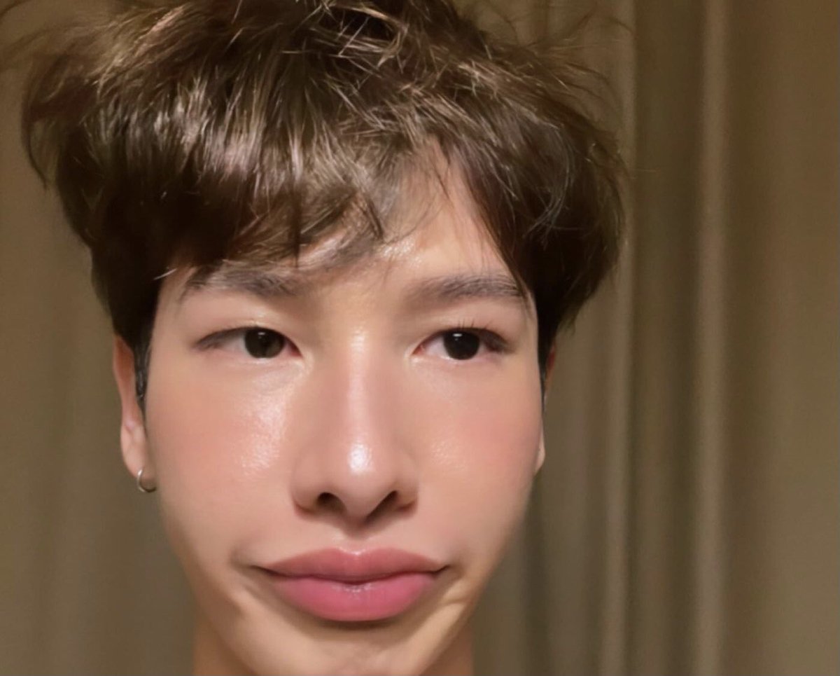 offguning's tweet photo. BEDROOM SELFIES ARE BACK 😭😭 https://t.co/IB42n1TW5b