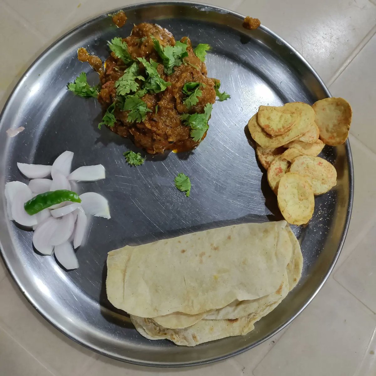 Pratiush_R's tweet photo. आज की यह स्वनिर्मित चिकन थाली मेरे प्रिय मित्र मरहूम क़मर शमशाद लारी के नाम। अकेले ही आज उनकी याद में यह ईद मना डाली। @Mykitchenmydish । कितना अच्छा लगता था जब हम लोग साथ खाना खाते थे। सब बस याद बन कर रह गया है। #ईद_मुबारक https://t.co/tmfEfUzIav