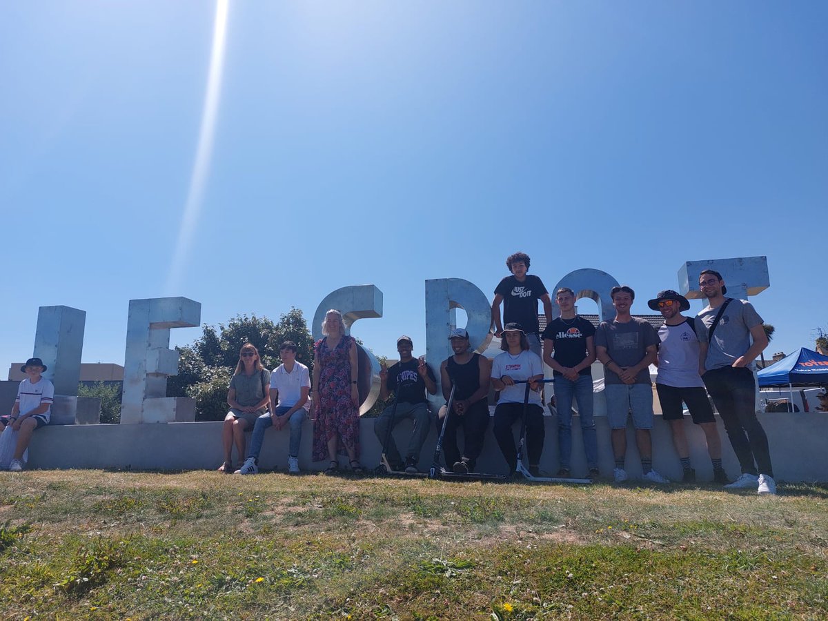 LyceeDoucet's tweet photo. Mais quelle est cette lumière, au skatepark de La Saline à Equeurdreville ? Ce sont les 6 lettres inox géantes LE SPOT, réalisées par les élèves de Chaudronnerie du @LyceeDoucet @VilleCherbourg @dsden50. Une réalisation... brillante, mêlant arts appliqués, construction et atelier https://t.co/AI0NZPkBUq