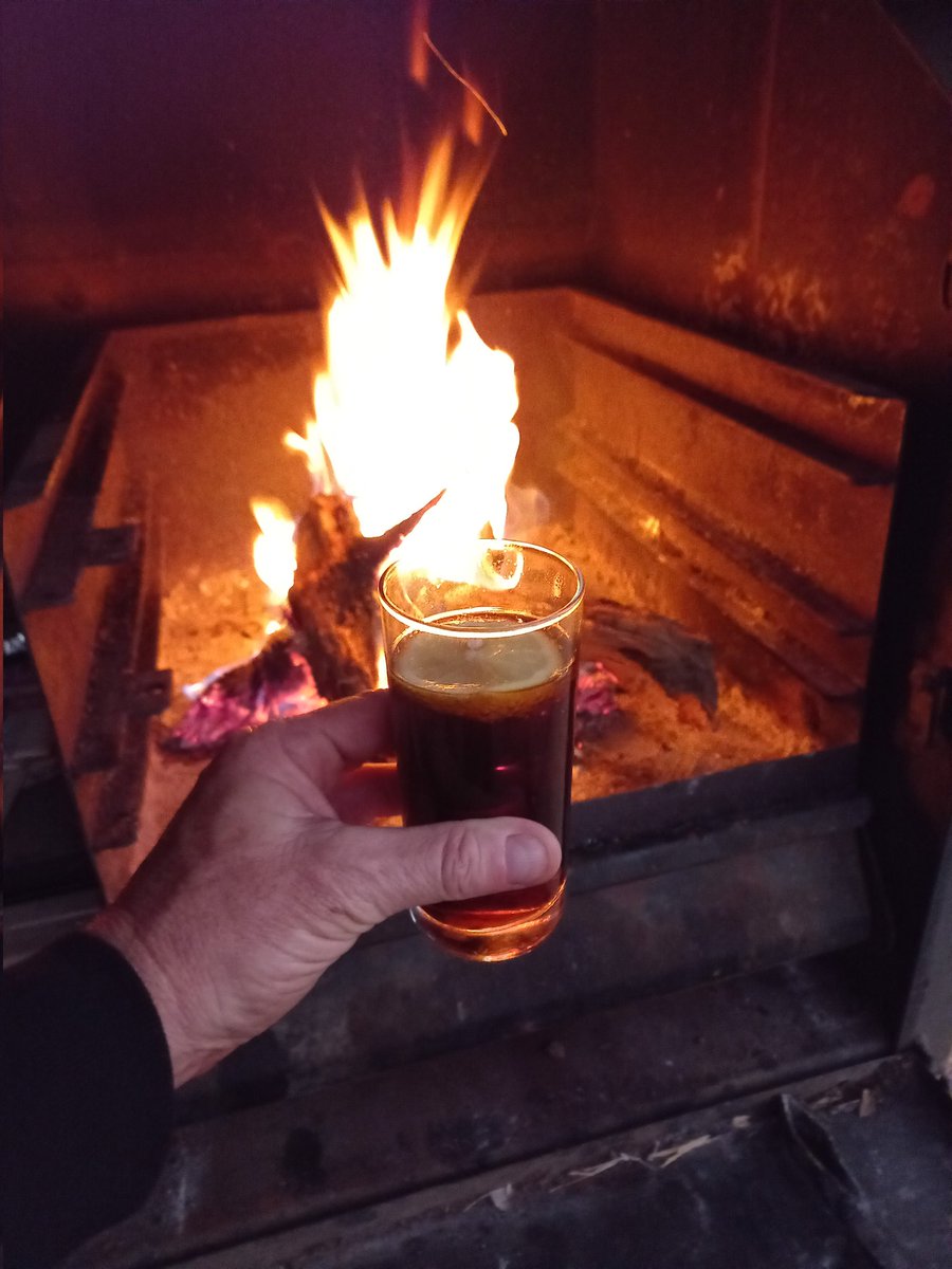 RiaanBezuiden11's tweet photo. Cheers!!!
#Ellisras https://t.co/E0Y3e1zafv