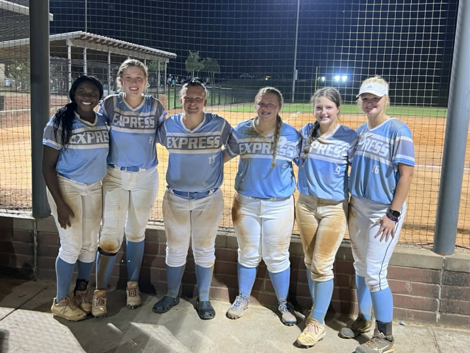 V_Merrill08's tweet photo. Great camp with y'all girls now let's get the dubs in this tournament!! @vic_moten07 @kailee_21lawson @Kayleemwhite15 @HSchonewitz06 @carol_batson11 https://t.co/0sodR6i3dz