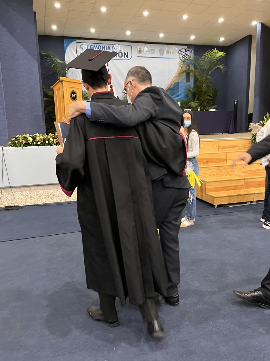Razonsar's tweet photo. Al obligarse a dejar su carrera en su país. Andrés finalmente se graduó. Habló por los egresadxs de @UTAAGS, sobre: resilencia, inclusión, oportunidades y objetivos. Dijo: los amigxs, la familia, los profesorxs, su universidad y #DAFI de @AcnurMexico fueron su apoyo. #OrgulloUT https://t.co/eRnzwzxkkw