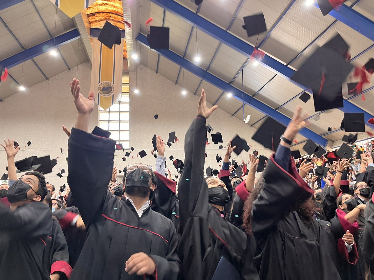 Razonsar's tweet photo. Al obligarse a dejar su carrera en su país. Andrés finalmente se graduó. Habló por los egresadxs de @UTAAGS, sobre: resilencia, inclusión, oportunidades y objetivos. Dijo: los amigxs, la familia, los profesorxs, su universidad y #DAFI de @AcnurMexico fueron su apoyo. #OrgulloUT https://t.co/eRnzwzxkkw
