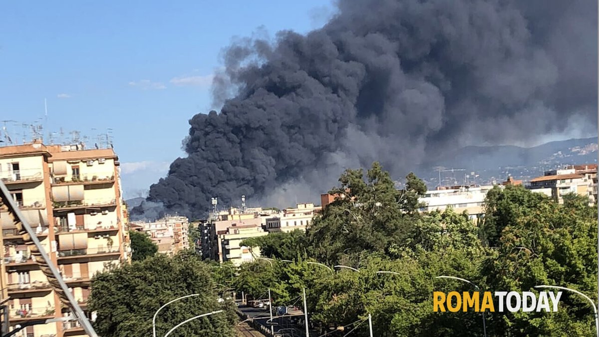 romatoday's tweet photo. Maxi incendio a #centocelle, nube nera visibile in tutta Roma https://t.co/OyGUgEGnf0 https://t.co/wrLlUmNW0W