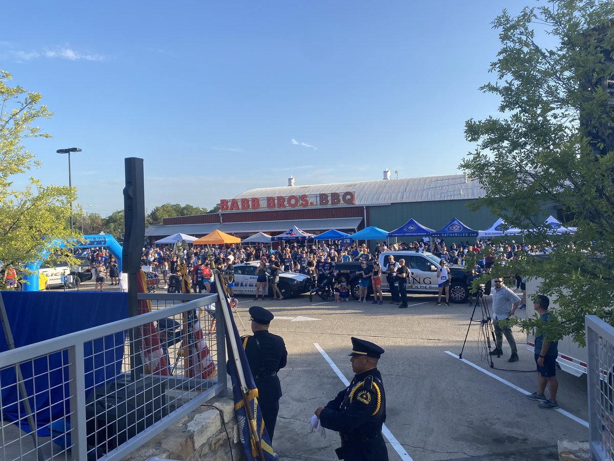 JesseForDallas's tweet photo. Amazing turn out this morning for the #BlueGuardian 2022                           🏃🏾 #RunForTheBlue! 🏃🏾‍♂️ 

@DallasPD @JesseForDallas @VoteOmarNarvaez @DallasNLLEO @DPDChiefGarcia 

 #BlueGuardianFoundation https://t.co/omF9ihinI4