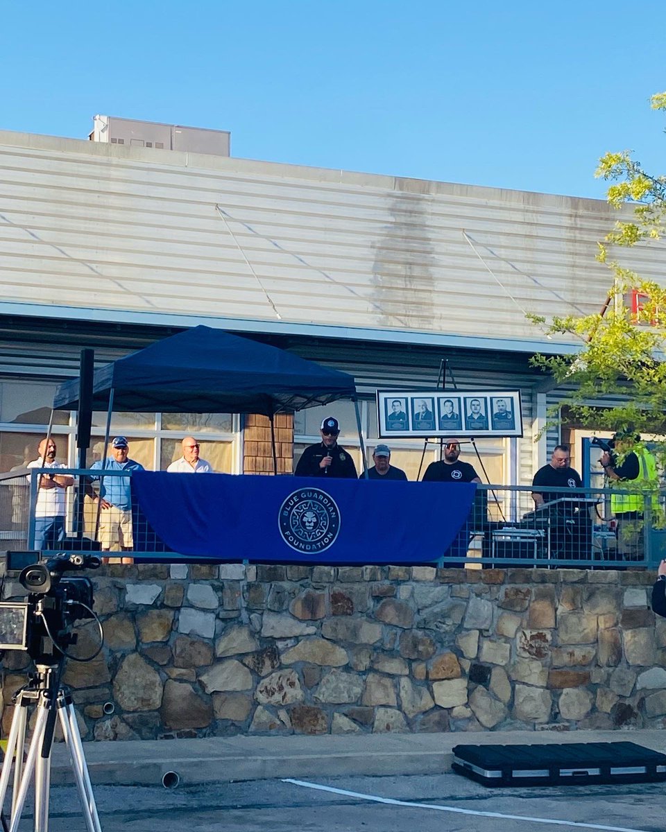JesseForDallas's tweet photo. Amazing turn out this morning for the #BlueGuardian 2022                           🏃🏾 #RunForTheBlue! 🏃🏾‍♂️ 

@DallasPD @JesseForDallas @VoteOmarNarvaez @DallasNLLEO @DPDChiefGarcia 

 #BlueGuardianFoundation https://t.co/omF9ihinI4