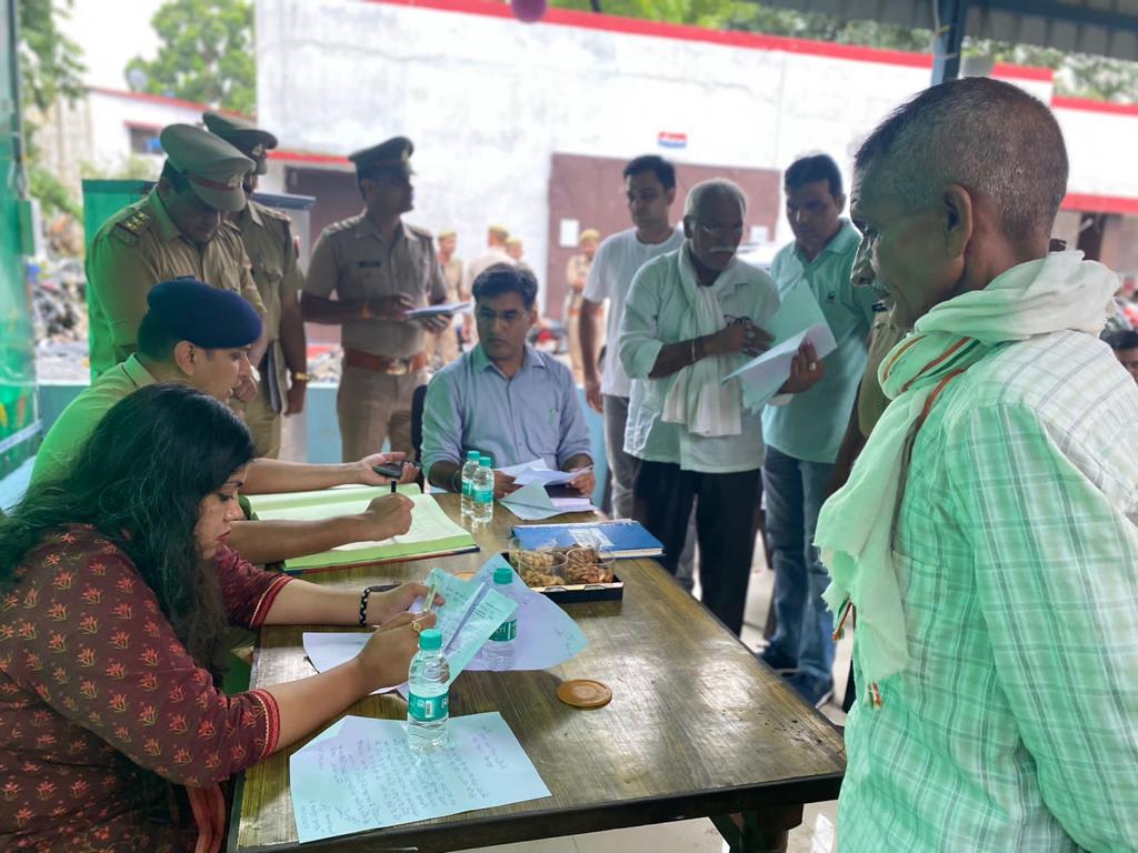MedhaRoopam's tweet photo. आज बाबूगढ़ के थाना दिवस में प्रतिभाग किया गया I थाने पर आए शिकायतकर्ताओ से संवेदनशील और आत्मीयता भरा व्यवहार तथा शिकायतो को गंभीरता से सुनने और समयबद्व ढंग से गुणवत्ता के साथ उनका निस्तारण करने के निर्देश दिये गये @UPGovt @CMOfficeUP #IAS #dmhapur https://t.co/kLpkLMpoqf