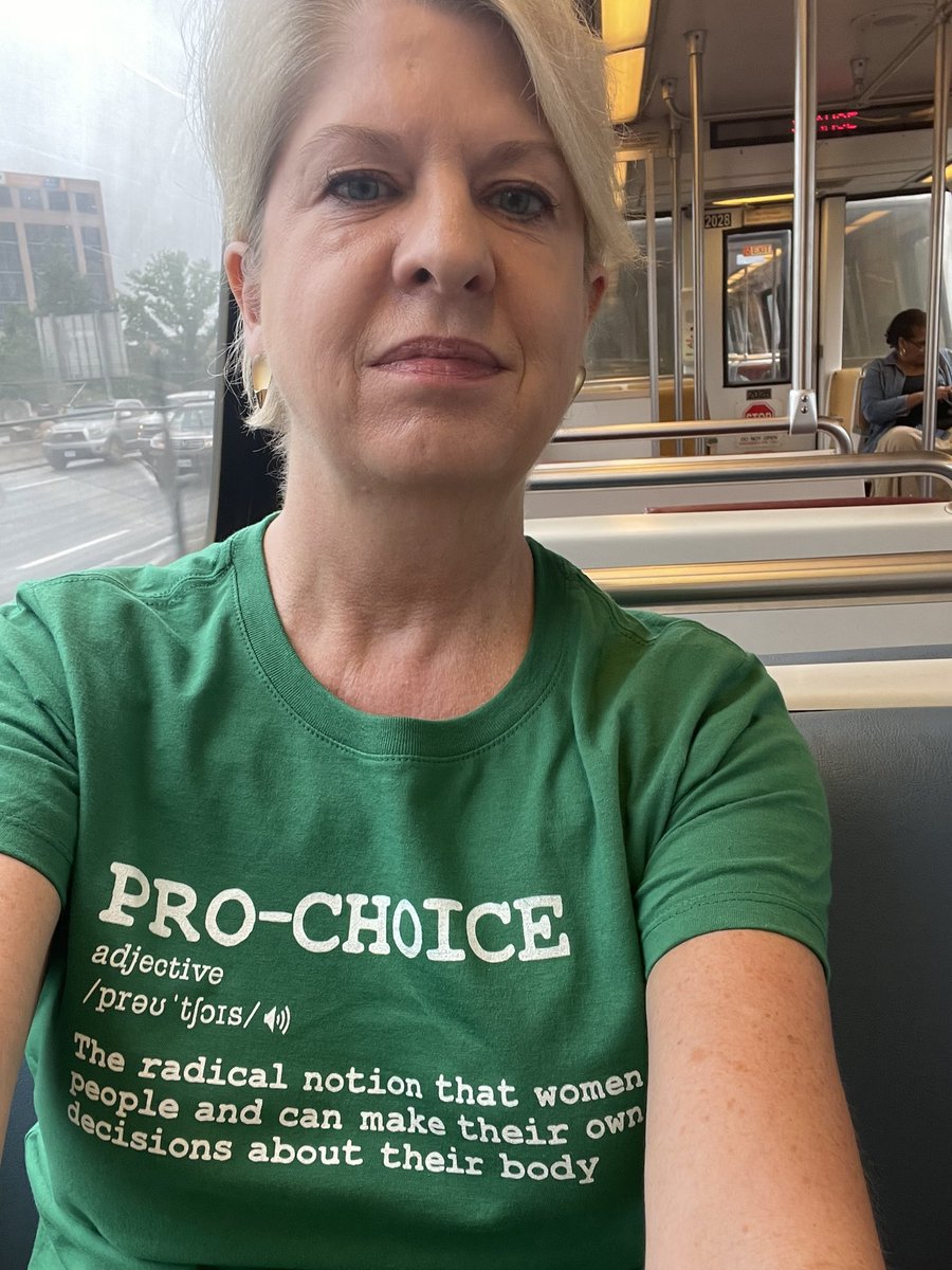 JaneCastanias's tweet photo. Heading into DC for the Women’s March. #mybodymychoice https://t.co/DUq14dUSC6