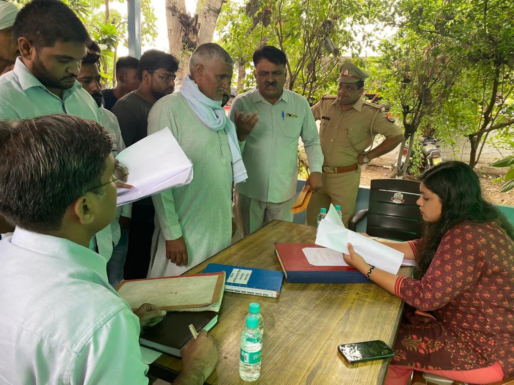 MedhaRoopam's tweet photo. आज बाबूगढ़ के थाना दिवस में प्रतिभाग किया गया I थाने पर आए शिकायतकर्ताओ से संवेदनशील और आत्मीयता भरा व्यवहार तथा शिकायतो को गंभीरता से सुनने और समयबद्व ढंग से गुणवत्ता के साथ उनका निस्तारण करने के निर्देश दिये गये @UPGovt @CMOfficeUP #IAS #dmhapur https://t.co/kLpkLMpoqf