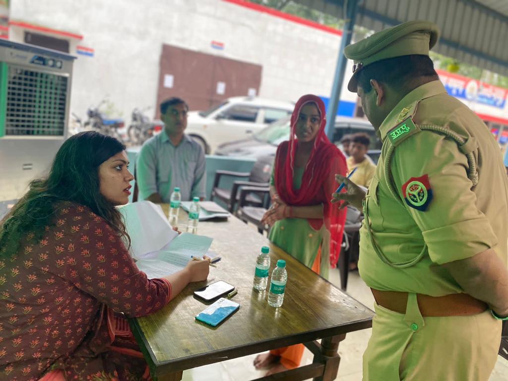 MedhaRoopam's tweet photo. आज बाबूगढ़ के थाना दिवस में प्रतिभाग किया गया I थाने पर आए शिकायतकर्ताओ से संवेदनशील और आत्मीयता भरा व्यवहार तथा शिकायतो को गंभीरता से सुनने और समयबद्व ढंग से गुणवत्ता के साथ उनका निस्तारण करने के निर्देश दिये गये @UPGovt @CMOfficeUP #IAS #dmhapur https://t.co/kLpkLMpoqf