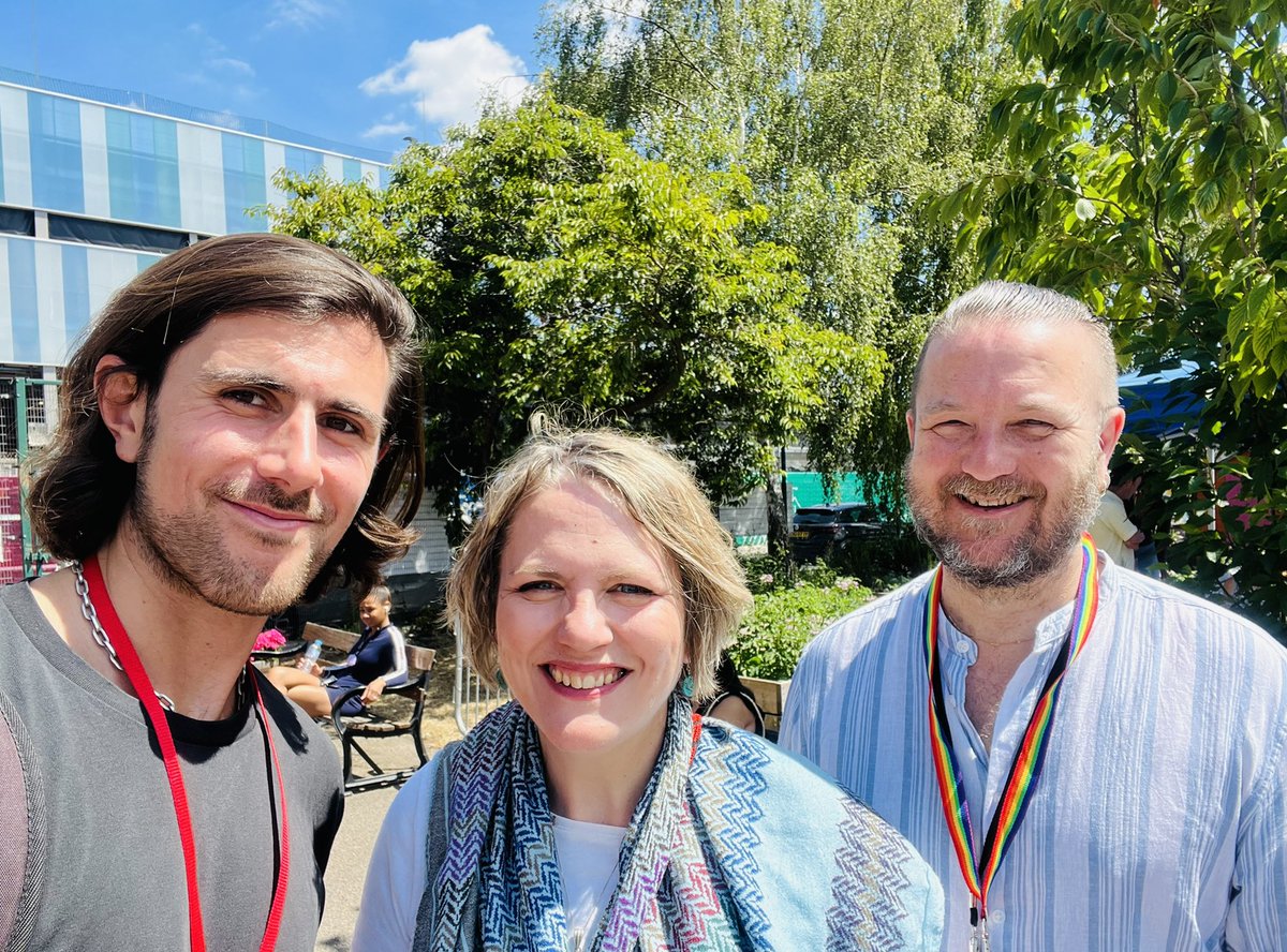 SaraLApps's tweet photo. A really wonderful community event. Thanks so much to all the volunteers and I hope everyone had as much fun as we did. The singing, dancing, costume making, games & food and more - brilliant time! #patmore #savona #careygardens #happystreets festival https://t.co/XOFptMPEhC https://t.co/93u1dtomvl