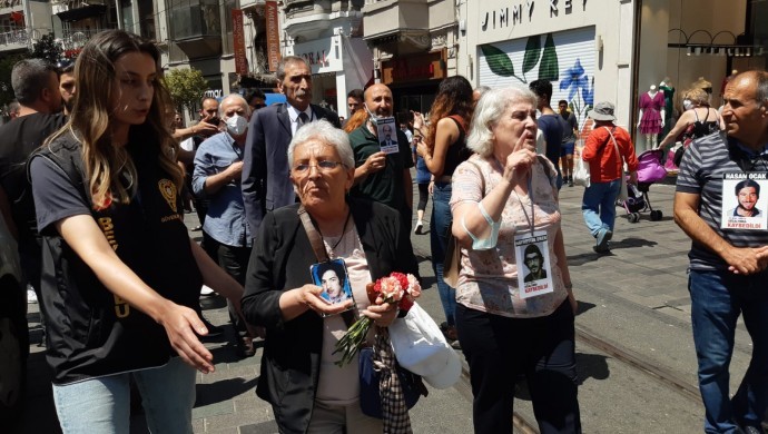 Cumartesi Anneleri, Galatasaray Meydanı’na karanfil bıraktı: Unutturmayacağız gazetedavul.com/manset/cumarte…