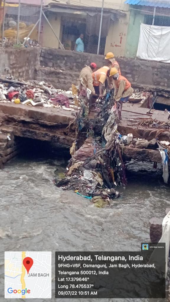 Ratnakar_SE's tweet photo. Removing floating materials at culverts for free flow of rain water @ Balkapur Nala  and Begumbazar Nala.  Citizens should refrain from throwing waste into nalas. Shall we pledge not to do it.
@GadwalvijayaTRS 
@arvindkumar_ias
@CommissionrGHMC 
@ZC_Khairatabad 
@GHMCOnline https://t.co/oMrcHFFoxX