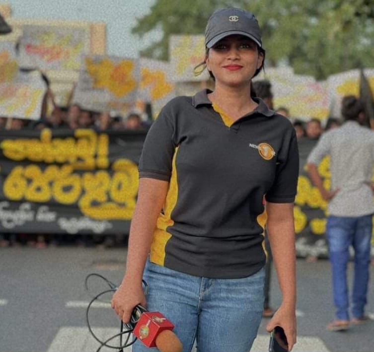 FMMsrilanka's tweet photo. අග්‍රාමාත්‍ය රනිල් වික්‍රමසිංහගේ පෞද්ගලික නිවස ආසන්නයේ වාර්තාකරණයේ නිරතව සිටි සිරස මාධ්‍යවේදීන් 06 දෙනෙකුට පොලිස් සහ පොලිස් විශේෂ කාර්යය බලකායේ නිලධාරීන් පහර දෙනු ලැබීමේ සිදුවීම දැඩි පිළිකුලෙන් යුක්තව හෙළා දකින බව නිදහස් මාධ්‍ය ව්‍යාපාරය පවසයි. https://t.co/gPL2iXeFWa