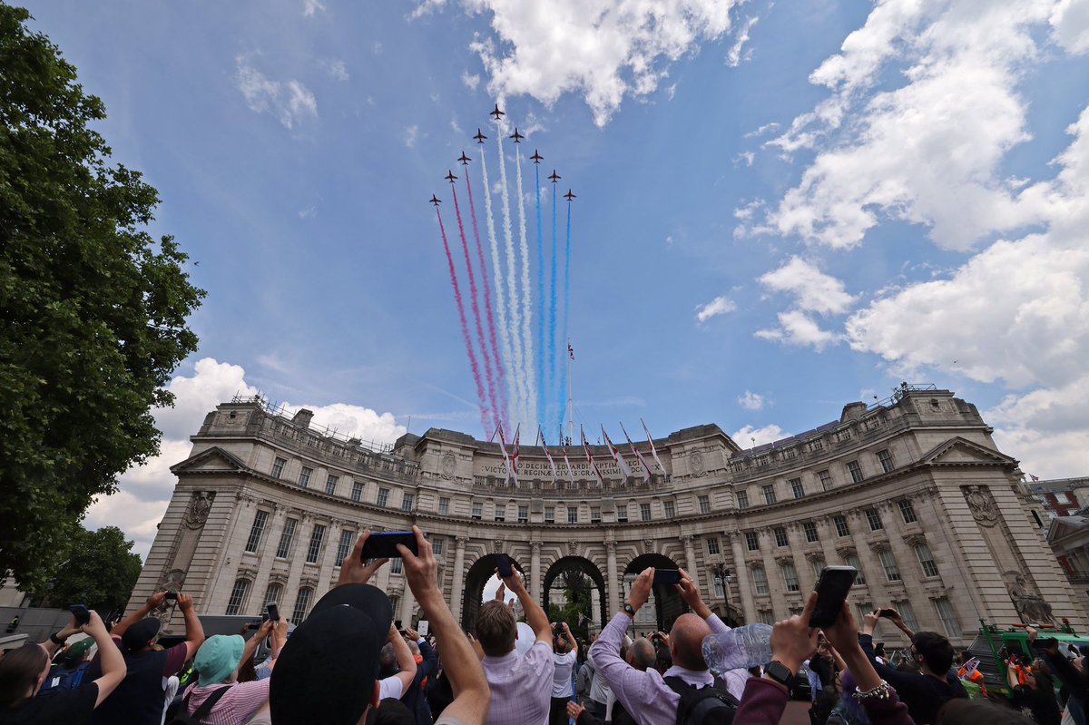 So pleased the strict pharmaceutical regulations still allowed an opening ceremony Royal Air Force Red Arrows flyby #isth2022 ;)