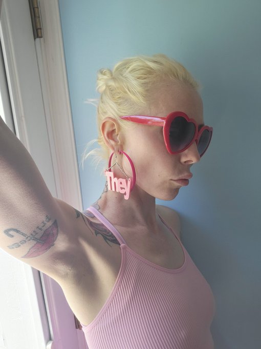 Oh were you having trouble remembering my pronouns? That's cool let me just remind you real quick #femmeisaqueerword<a href="/tag/femmeisaqueerword"class="tags"><span>#femmeisaqueerword</span></a><a href="/tag/picklekittenjewelry"class="tags"><span>#picklekittenjewelry</span></a>