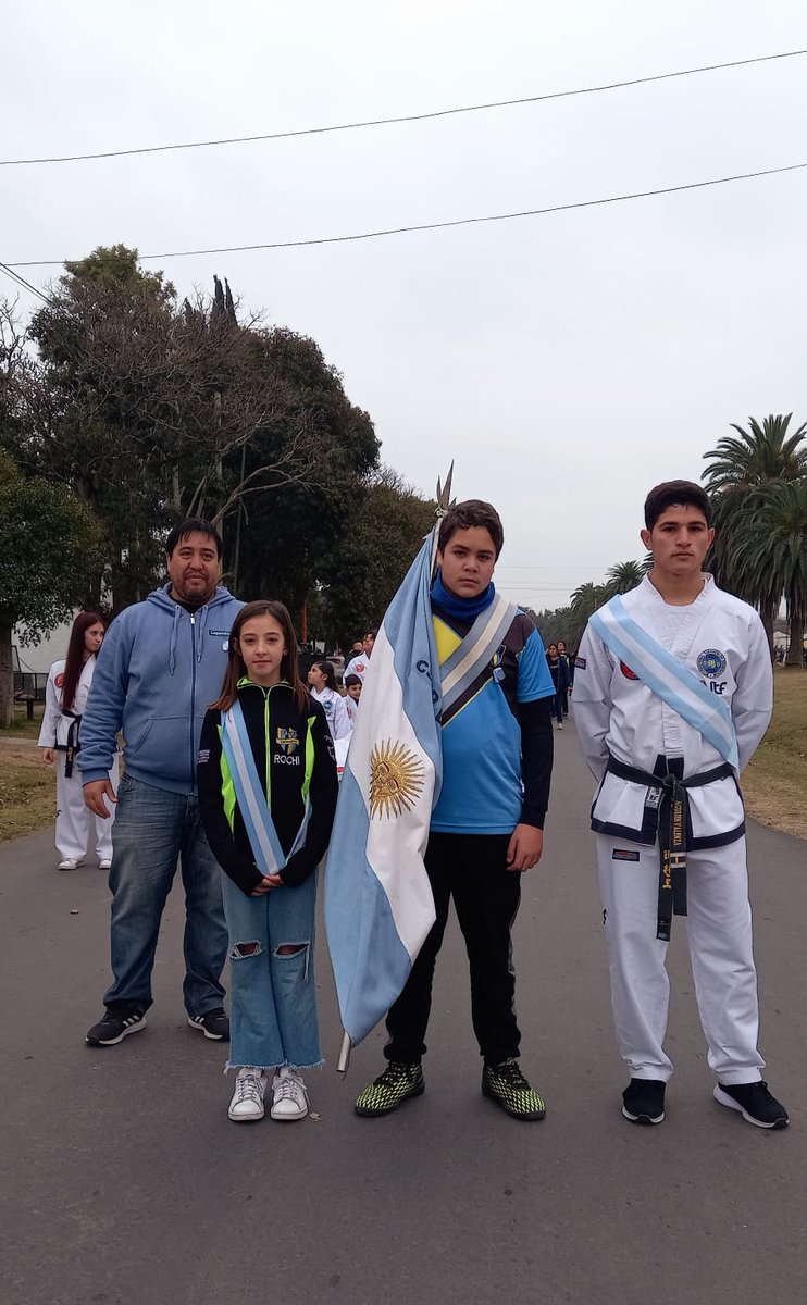 YDefensores's tweet photo. Abanderado: Natanael Roxhetti,  fútbol infantil categoría 2009
Primer escolta: Agustín Valenza, taekwondo cinturón negro 2°dan
Segunda escolta:  Rocio Yacob Patín Artístico
Acompañados por el Presidente de nuestra institucion SERGIO CENTURION https://t.co/hCPpn3aCQt