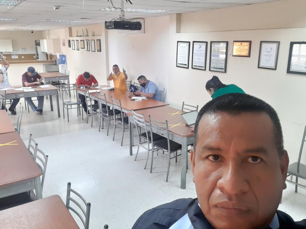 Vera74Carlos's tweet photo. Capacitación con el cliente y el equipo liderman. 
Valemos tanto como lo que cuidamos https://t.co/t2NA5Lw05F