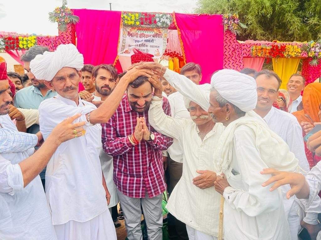 BmrAshok's tweet photo. राजनीति के मैदान में जनता के प्यार की सरहद के अंतिम छोर से सुखद तस्वीर...
बाड़मेर में रालोपा सुप्रीमो और नागौर सांसद @hanumanbeniwal को आशीर्वाद देते बुजुर्गों और नारी शक्ति की यह सुखद तस्वीरें कई मायने रखती है। https://t.co/ZWy4tQUsLX