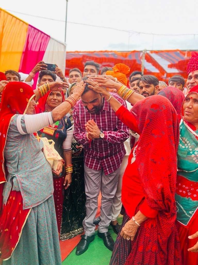 BmrAshok's tweet photo. राजनीति के मैदान में जनता के प्यार की सरहद के अंतिम छोर से सुखद तस्वीर...
बाड़मेर में रालोपा सुप्रीमो और नागौर सांसद @hanumanbeniwal को आशीर्वाद देते बुजुर्गों और नारी शक्ति की यह सुखद तस्वीरें कई मायने रखती है। https://t.co/ZWy4tQUsLX