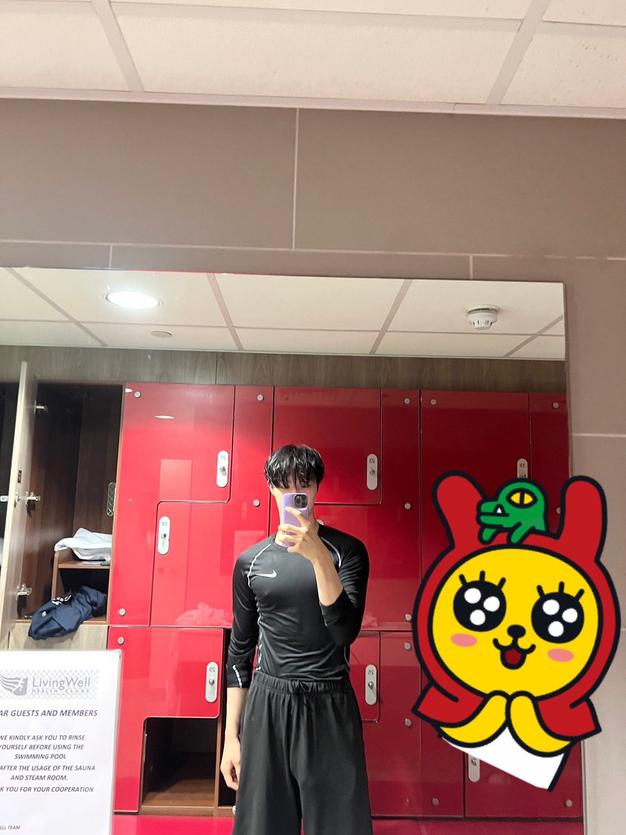 윤현석 몸 보는 상황에
자꾸 카카오톡 임티가 옆에서