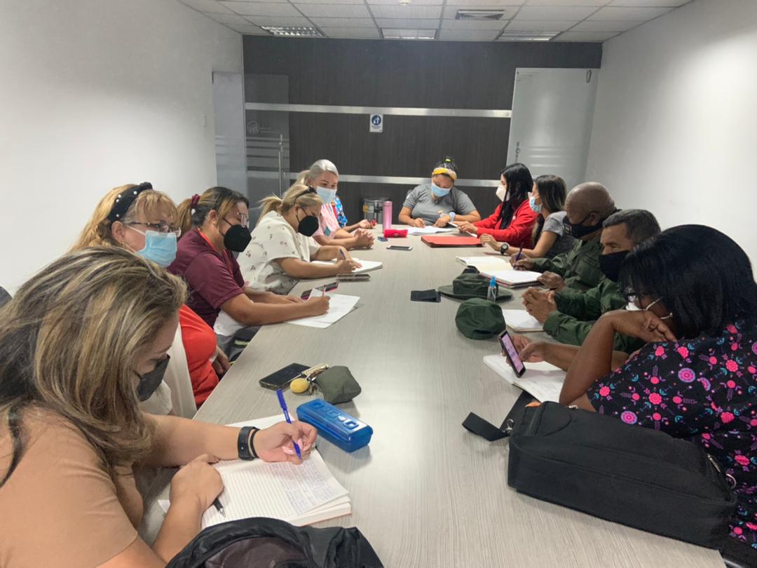 AlvarezDaniel58's tweet photo. Este viernes 08 Jul. En el marco del Plan un Buen Gobierno, la Dirección del PSUV municipal, efectuó reunión en el IVSS del Municipio Lagunillas, para  organizar la conformación de las BRICOMILES del sector salud, para preservar y mejorar nuestros ambulatorios. @JacquelinePSUV https://t.co/dKUdWwbHBy