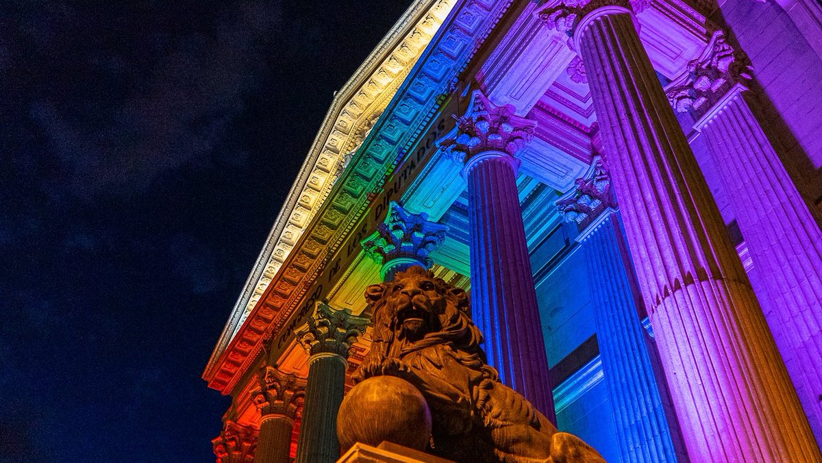 meritxell_batet's tweet photo. 🏳️‍🌈 🏛️ El @Congreso_Es vuelve a iluminar hoy su fachada para unirse a la celebración del #MadridOrgullo2022.

❤️ Por la igualdad
🧡 Por la libertad
💚 Por los derechos 
💙 Por el respeto a la diversidad
💜 Por una sociedad libre de odio y discriminación

 #Orgullo2022 
@MADOrgullo https://t.co/1fOCWpi2Aa