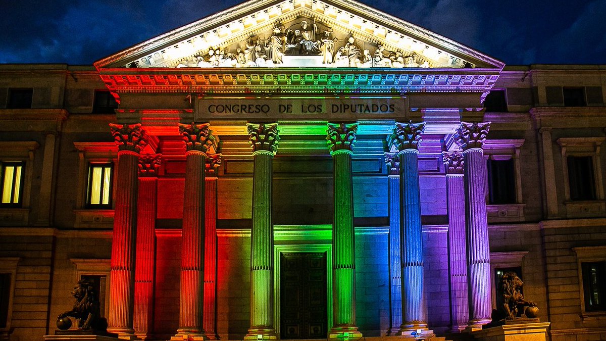 meritxell_batet's tweet photo. 🏳️‍🌈 🏛️ El @Congreso_Es vuelve a iluminar hoy su fachada para unirse a la celebración del #MadridOrgullo2022.

❤️ Por la igualdad
🧡 Por la libertad
💚 Por los derechos 
💙 Por el respeto a la diversidad
💜 Por una sociedad libre de odio y discriminación

 #Orgullo2022 
@MADOrgullo https://t.co/1fOCWpi2Aa