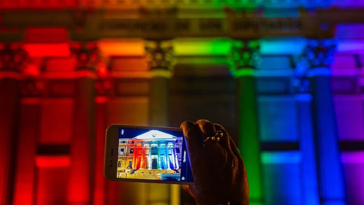 meritxell_batet's tweet photo. 🏳️‍🌈 🏛️ El @Congreso_Es vuelve a iluminar hoy su fachada para unirse a la celebración del #MadridOrgullo2022.

❤️ Por la igualdad
🧡 Por la libertad
💚 Por los derechos 
💙 Por el respeto a la diversidad
💜 Por una sociedad libre de odio y discriminación

 #Orgullo2022 
@MADOrgullo https://t.co/1fOCWpi2Aa